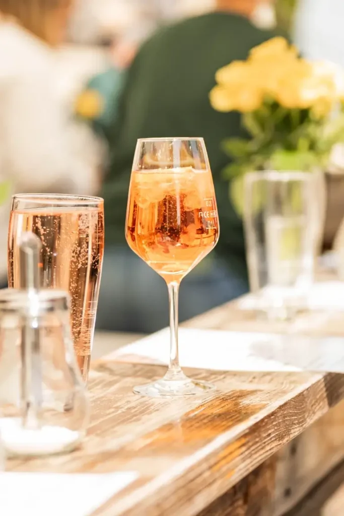 Glas Wein auf einer Theke