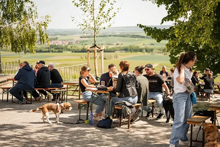 Besucher eines Events des Weingut Fischers