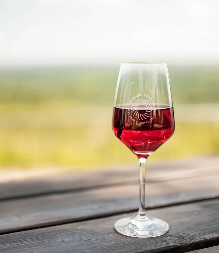 Glas Wein auf einem Tisch